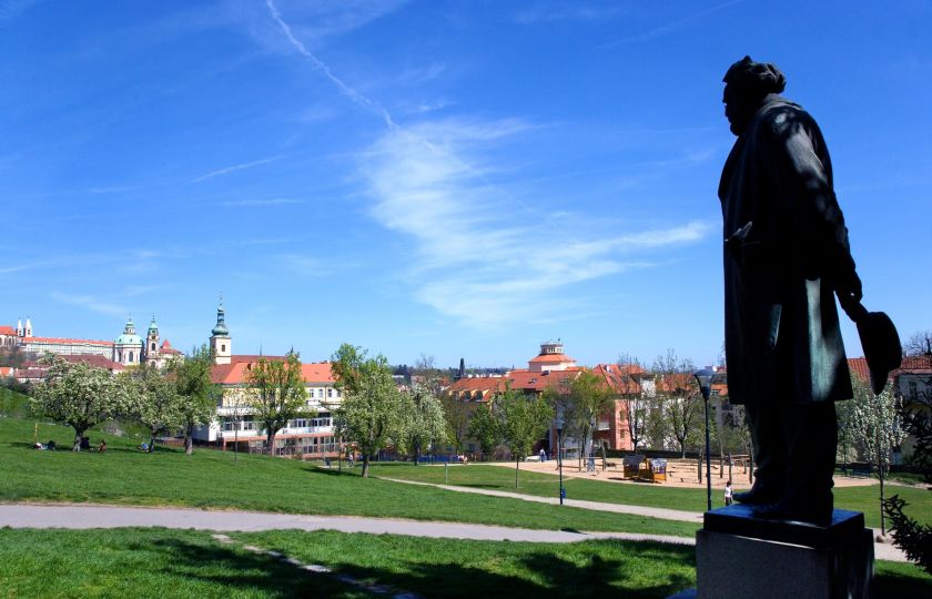 Socha Jana Nerudy na pražském Petříně. Foto: Profimedia.