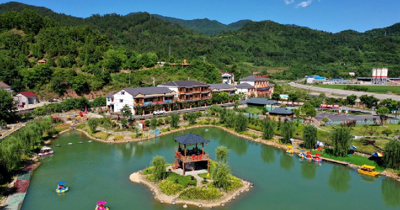 Park ve vesnici Chenjiawan u města Xiangyang v provincii Hubei (Chu-pej), který láká mnoho turistů z celé země. 